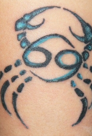 手臂上黑色与蓝色线条的螃蟹纹身图案