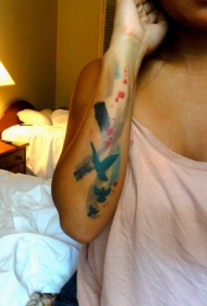 手臂水彩抽象的小鸟纹身图案