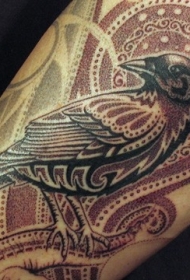 手臂上的小鸟和红色图腾纹身图案