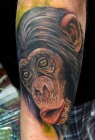 手臂彩色的黑猩猩头部个性纹身图案