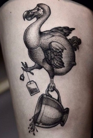 点刺风格大腿黑色茶杯和有趣的鸟纹身图案