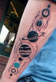 手臂不可思议的五彩星球纹身图案