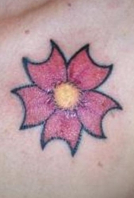 背部红色的花朵和锐利的边缘纹身图案