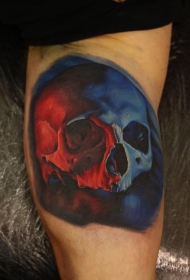 手臂令人印象深刻的蓝色和黑色骷髅纹身图案