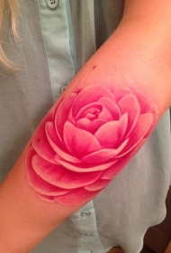 手臂可爱的幻想粉红色大玫瑰花纹身图案