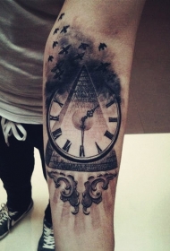 手臂黑灰钟表和金字塔云朵纹身图案