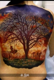 背部惊人的女孩与大树风景纹身图案