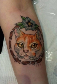 手臂红色猫头和花朵纹身图案
