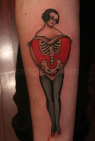old school手臂彩色女性与心形骨骼纹身图案
