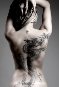 女性背部中国风黑色大龙纹身图案