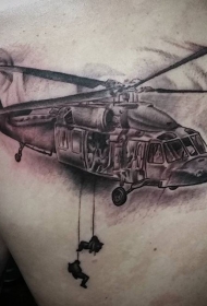 背部黑灰风格军用直升机与士兵纹身图案