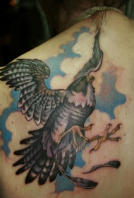 背部精彩的猎鹰纹身图案
