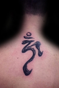 背部简单的黑色水墨风格宗教字符纹身图案