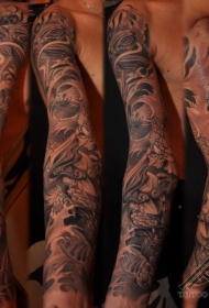 手臂亚洲风格的黑白神秘龙与花朵纹身图案