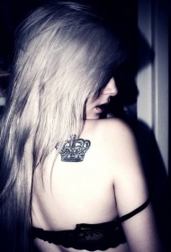 女孩背部黑色的小皇冠纹身图案
