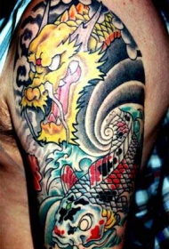 手臂彩色的锦鲤和亚洲龙纹身图案