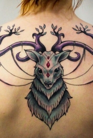 背上的彩色鹿头纹身图案