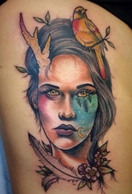 插画风格彩色女子脸与小鸟花朵纹身图案