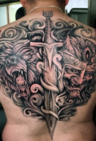 背部恶魔怪物和幻想剑黑白纹身图案