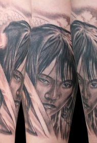 亚洲风格黑白愤怒的女人与剑纹身图案