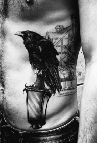 侧肋黑色逼真的乌鸦和灯纹身图案