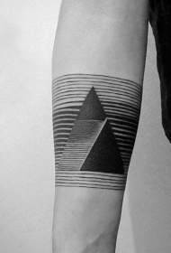 手臂上的几何黑白线条纹身图案