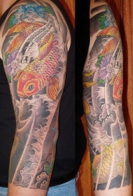 手臂亚洲风格彩色锦鲤鱼纹身图案