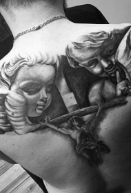 背部令人印象深刻的黑白耶稣和天使纹身图案