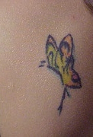 背部黄色的蝴蝶纹身图案