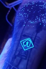 手臂上的荧光路标纹身图案