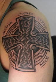 手臂凯尔特铁十字架与字符纹身图案