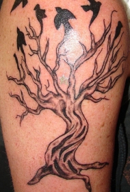 枯树和小鸟黑色纹身图案