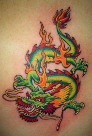 亚洲绿色的龙和火焰纹身图案