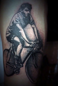 old school大腿骑自行车的男子黑白纹身图案