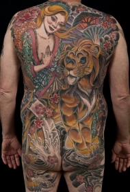 背部彩色的女人和狮子花朵纹身图案