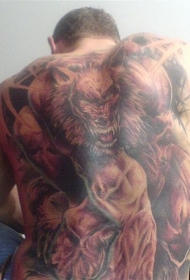 背部强大愤怒的狼人纹身图案