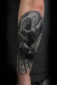 手臂写实的黑白音乐为主题乐器和手纹身图案