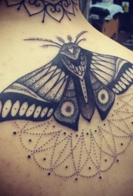 点刺风格黑色的蝴蝶背部纹身图案