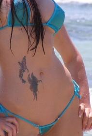 腹部美丽的仙女和三只蝴蝶纹身图案