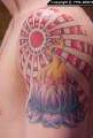 肩部莲花与太阳彩色纹身图案