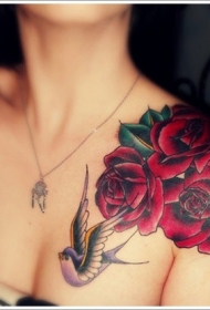 肩部美妙的彩绘大玫瑰与小鸟纹身图案