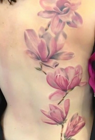 背部娇嫩的浅粉色写实花朵纹身图案
