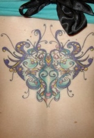背部彩色美丽的藤蔓组合心形纹身图案