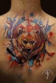 背部水彩风格的大熊纹身图案