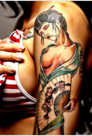 手臂亚洲风格的美丽诱人艺妓纹身图案