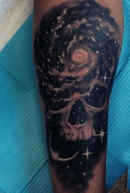 手臂黑暗神秘的星空与骷髅纹身图案