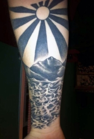 手臂亚洲风格的黑白太阳与海洋纹身图案