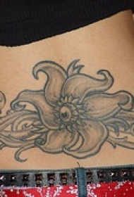 女生腰部花蕊藤蔓纹身图案