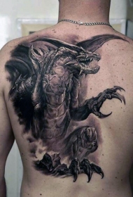 背部奇特精致的幻想龙纹身图案