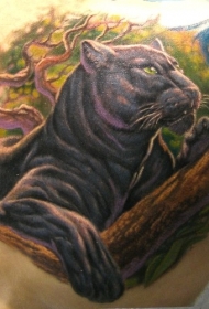 背部丰富多彩的黑豹和大树纹身图案